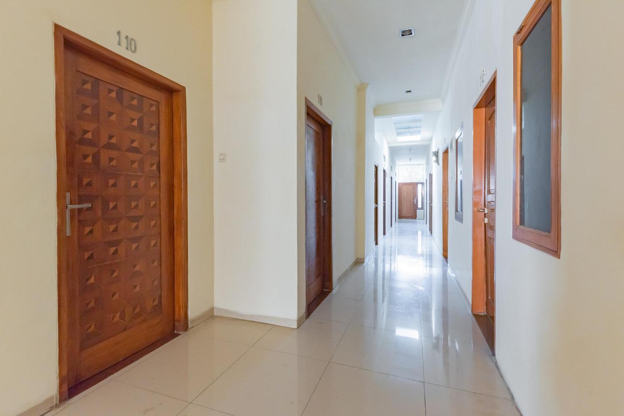 Reddoorz Near Pasar Pagi 2 By Cassana Hotel Cirebon Kültér fotó